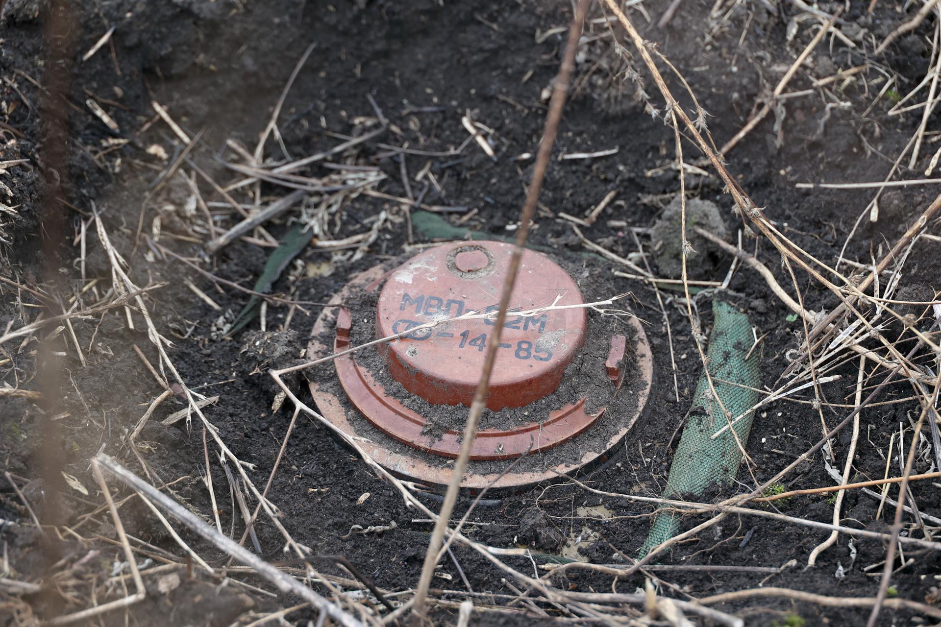 AI pide investigar como posible crimen de guerra el uso de minas antipersona que quedaron tras la invasión rusa