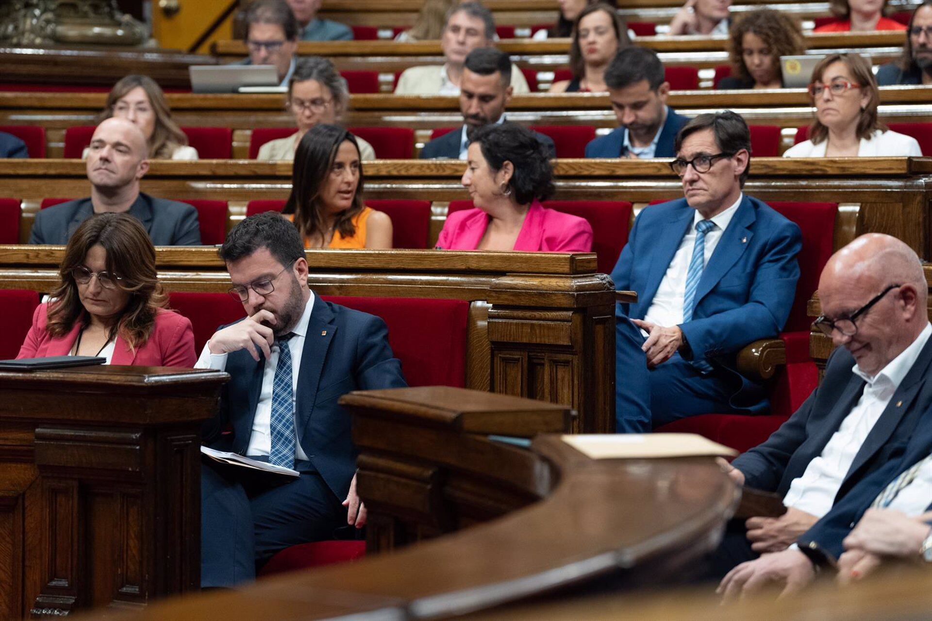 El Parlament guarda un minuto de silencio por las últimas víctimas de feminicidio en Cataluña
