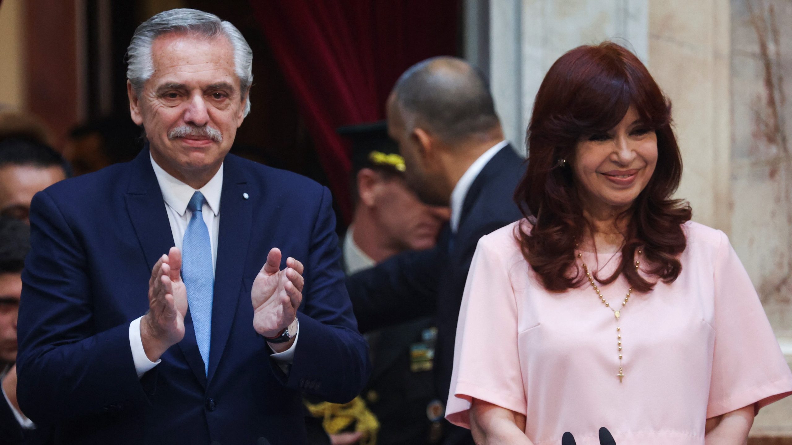 CFK hace ruido peleando con Milei y esconde su juego: intenta despegarse del hundimiento de Alberto Fernández